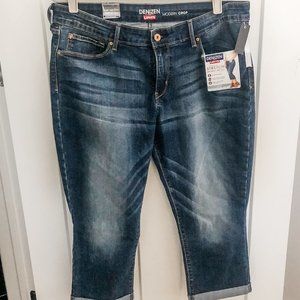 NWT Levi's Modern Crop Jeans!